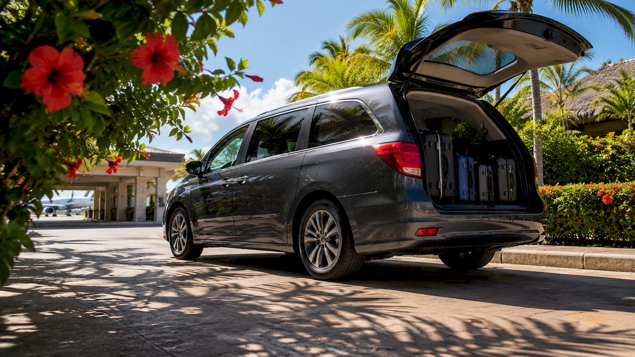 Family Airport Transfer Options for Caribbean and Mexico Trips 1 Minivan loaded for family airport transfer in Mexico