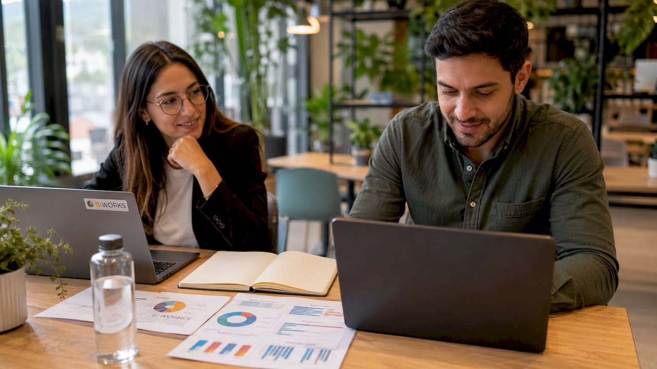 Un cadre en entreprise présentant des données avec Power BI lors d’une réunion