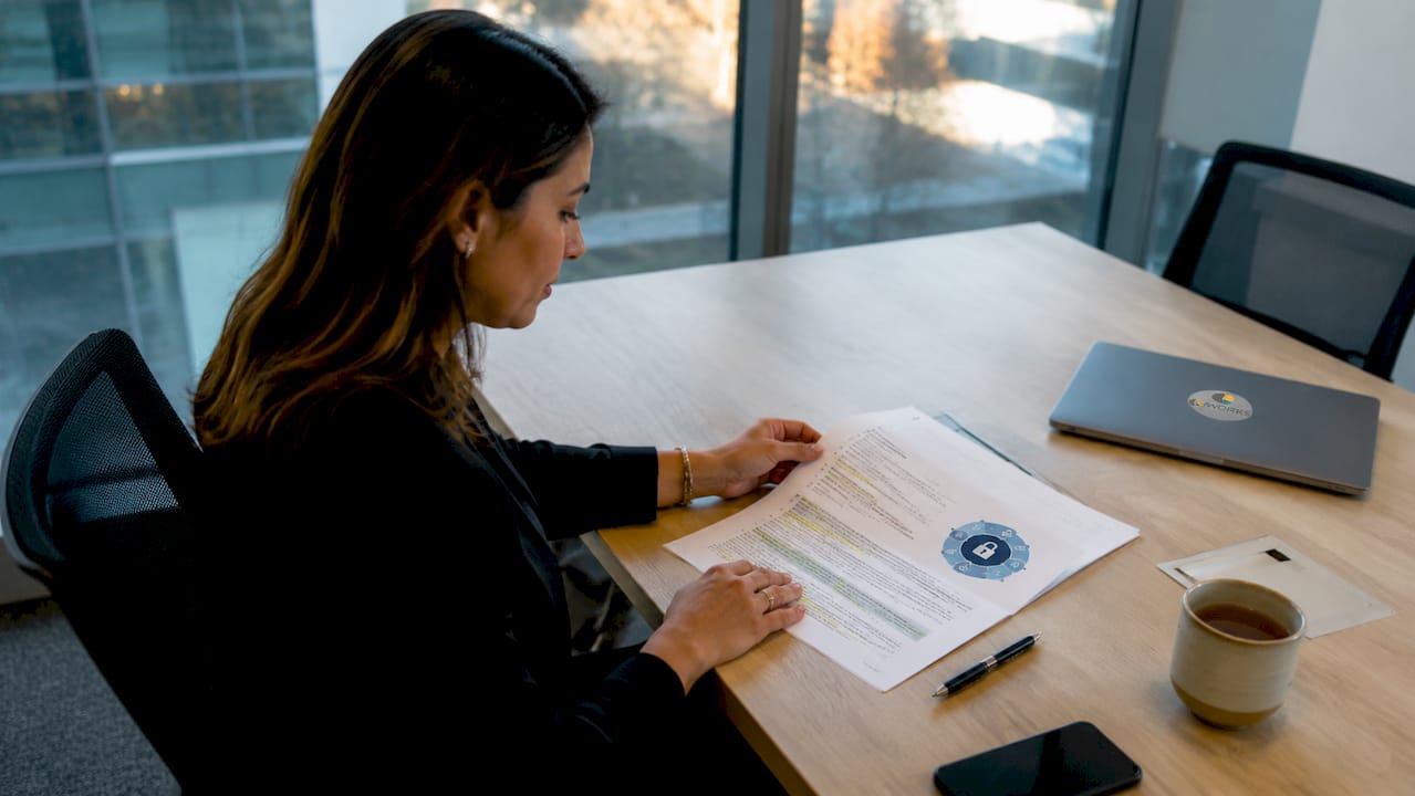 Une personne consulte le registre RGPD dans un bureau baigné de lumière naturelle.