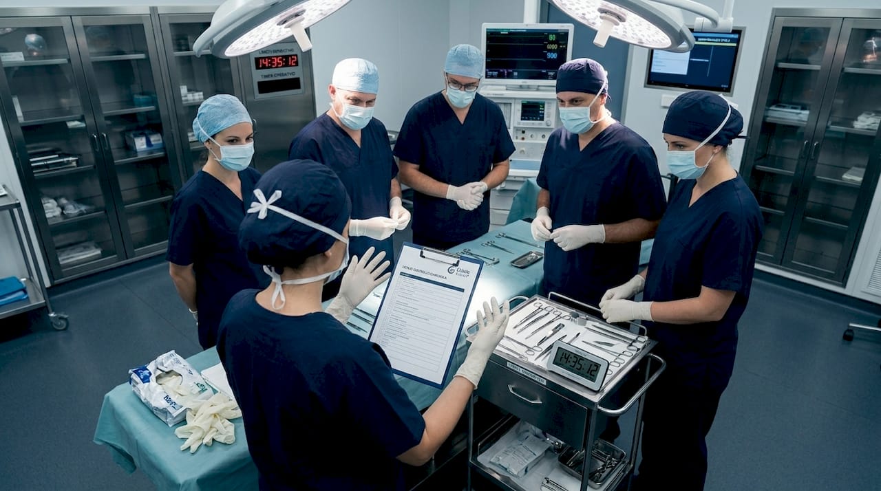 La squadra chirurgica segue la checklist prima e durante l’intervento in sala operatoria, per garantire la massima sicurezza al paziente.