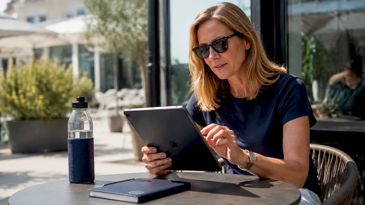 Donna che cerca informazioni su una clinica all’estero tramite il tablet