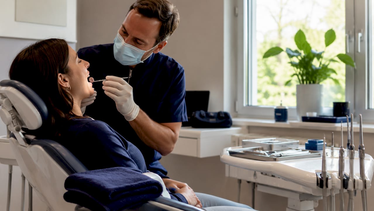 Il paziente si reca presso lo studio dentistico per una visita di controllo.