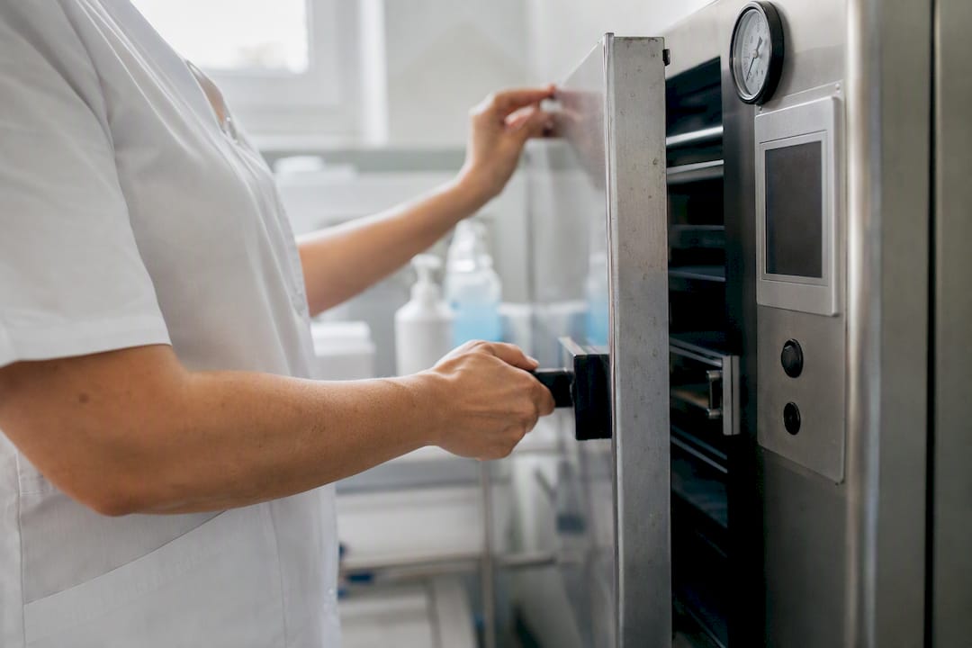 Controllo accurato dell’attrezzatura per la sterilizzazione in autoclave da parte di un operatore
