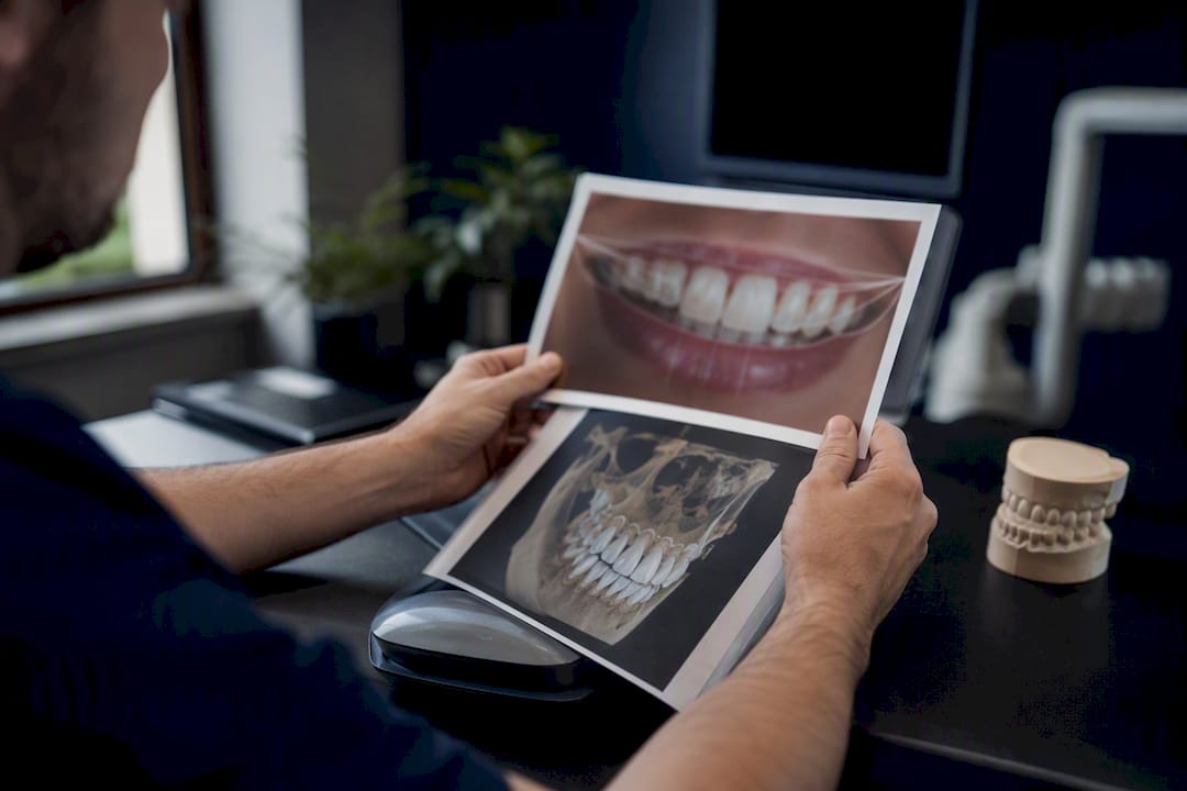 Medico che esamina i dati del progetto di sorriso digitale