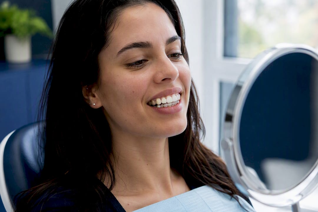 Paziente prova un modello digitale del sorriso in clinica