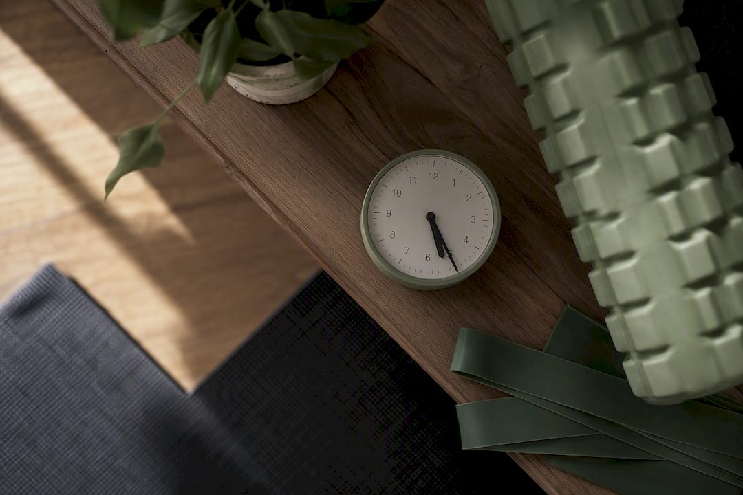 Clock and therapy equipment illustrating session length