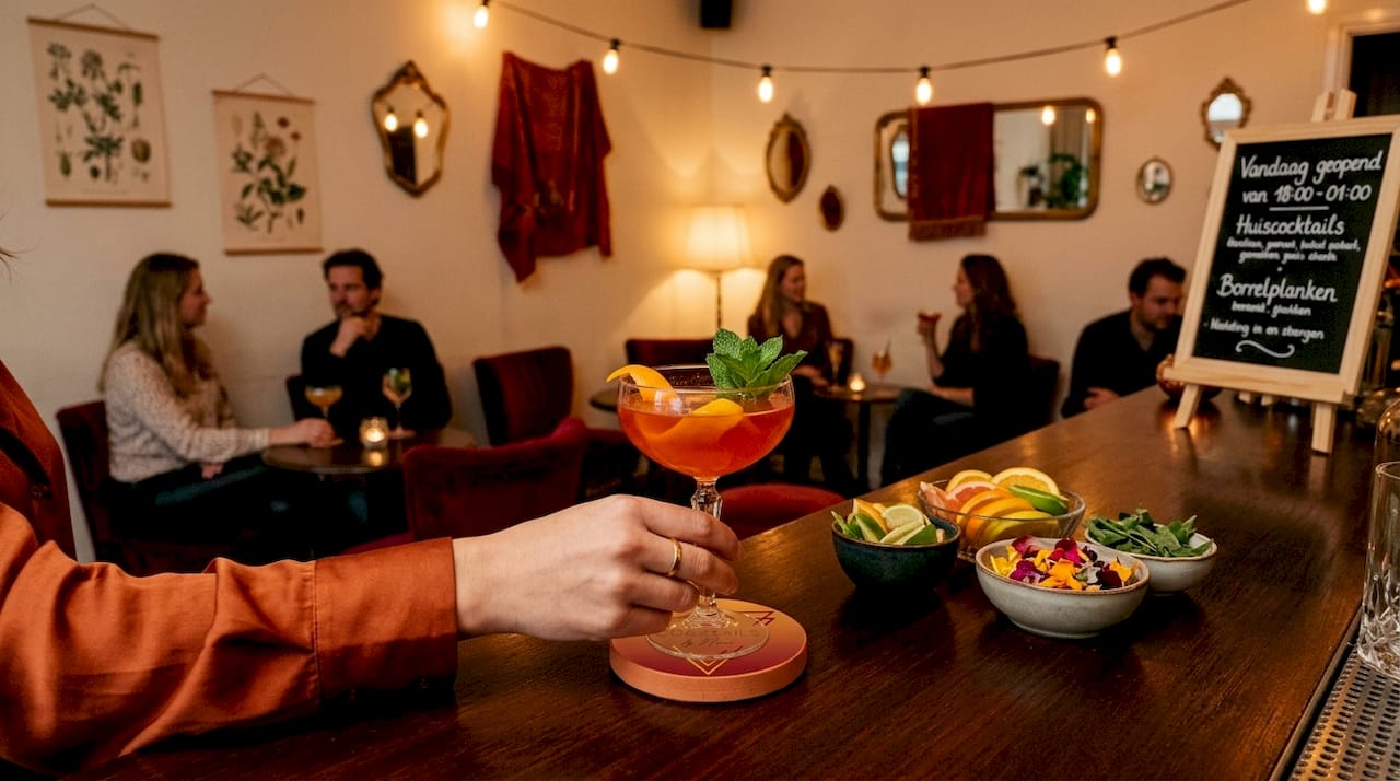 Hoe ervaren gasten versierde drankjes in een cocktailbar?