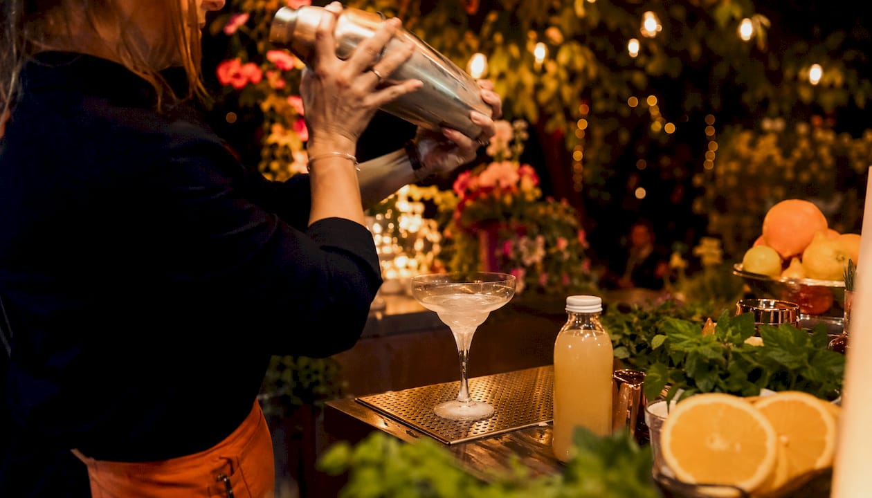 Shake a creamy dessert cocktail with Licor 43 yourself