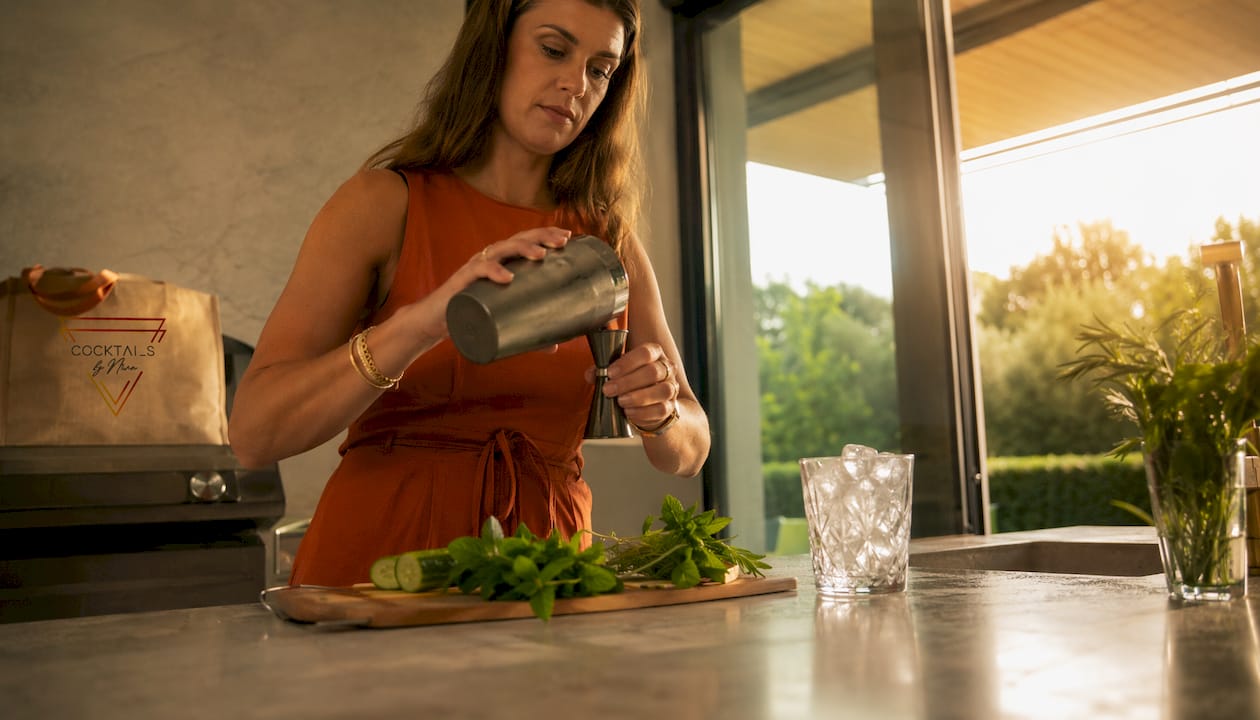 Man shaket eigen cocktail achter de bar