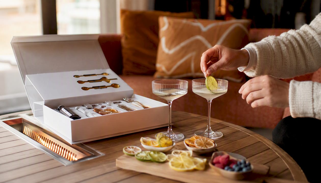Zelf een persoonlijk cocktailcadeau samenstellen aan de keukentafel