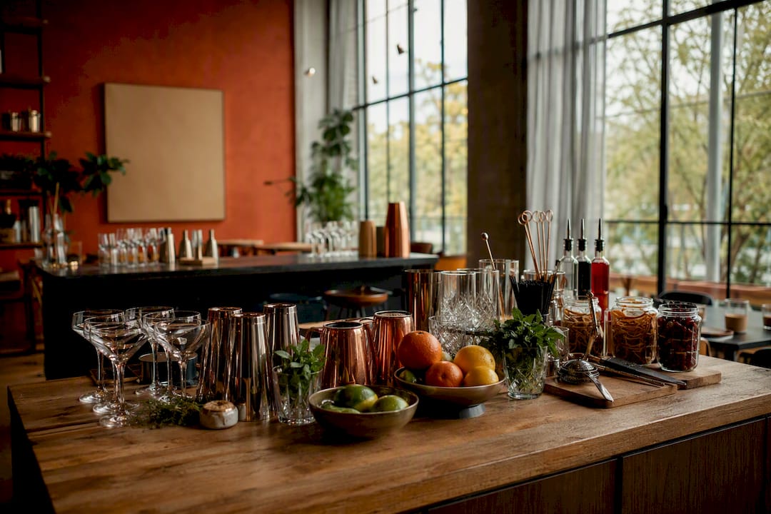 Een sfeervolle cocktailworkshop met verse ingrediënten staat voor je klaar.