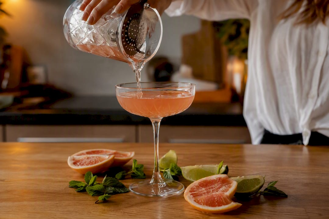 Vooraf gekoeld glas krijgt een zachte cocktail