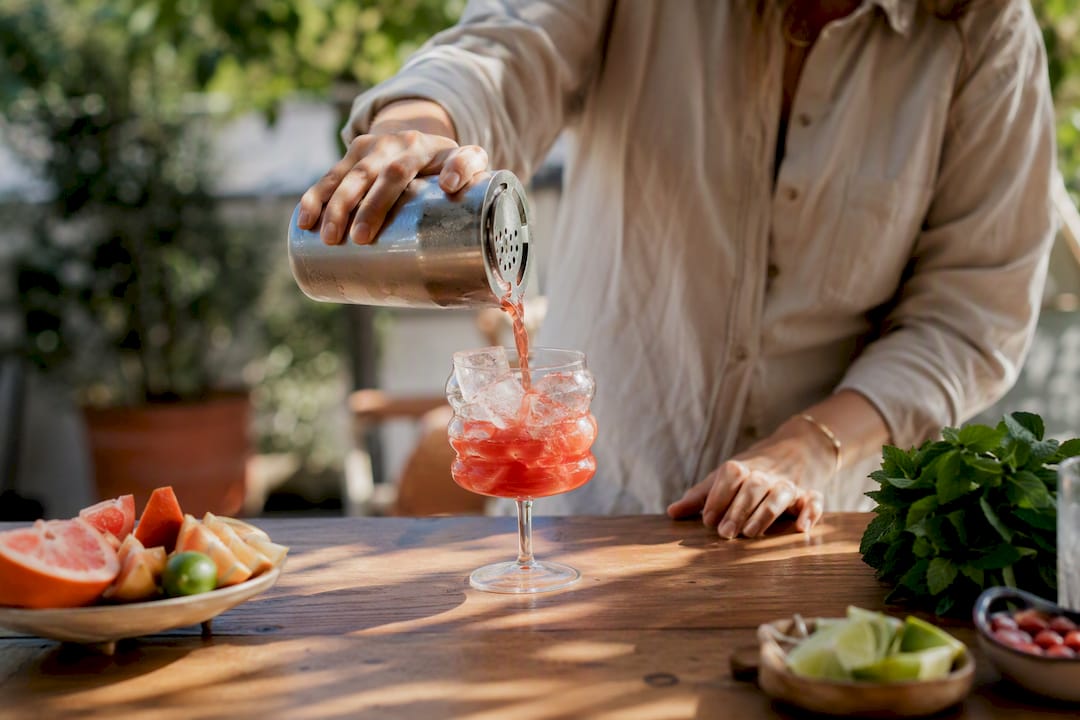 Alcoholvrije cocktail inschenken in eigen keuken