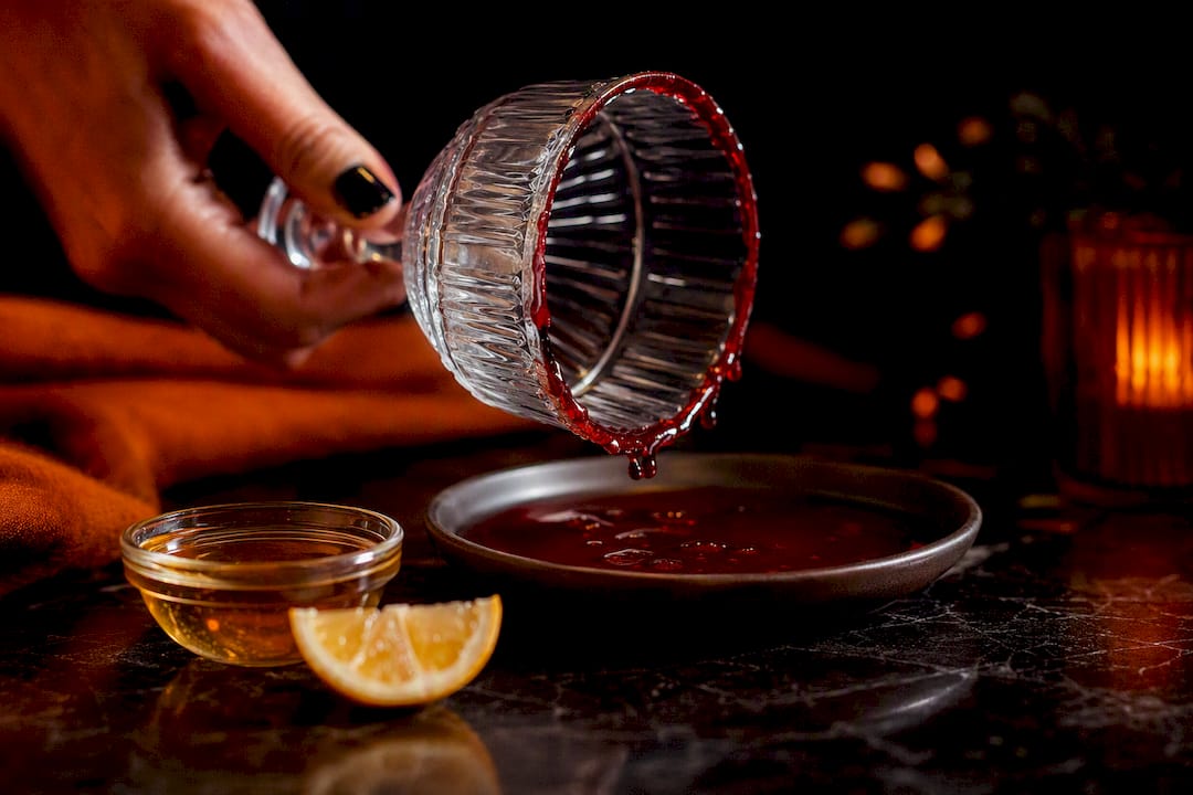 Halloween-cocktailglas met een rand van nep-bloed