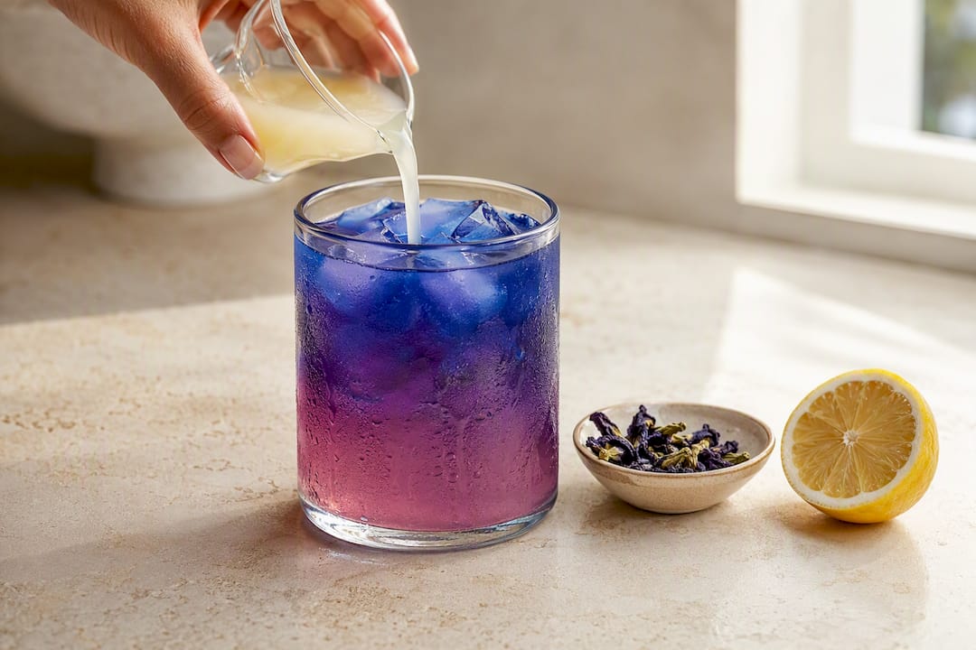 Blauwe limonade die paars wordt door citroensap