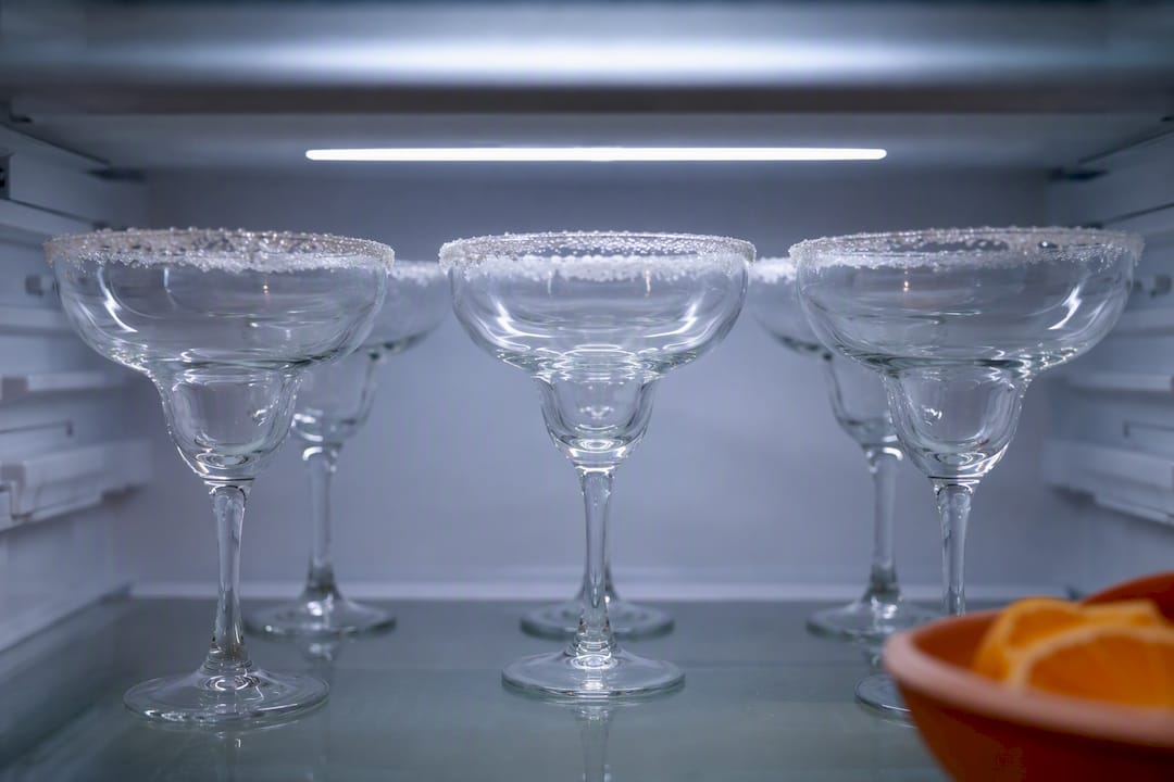 Cocktailglazen met rand koelen in de koelkast