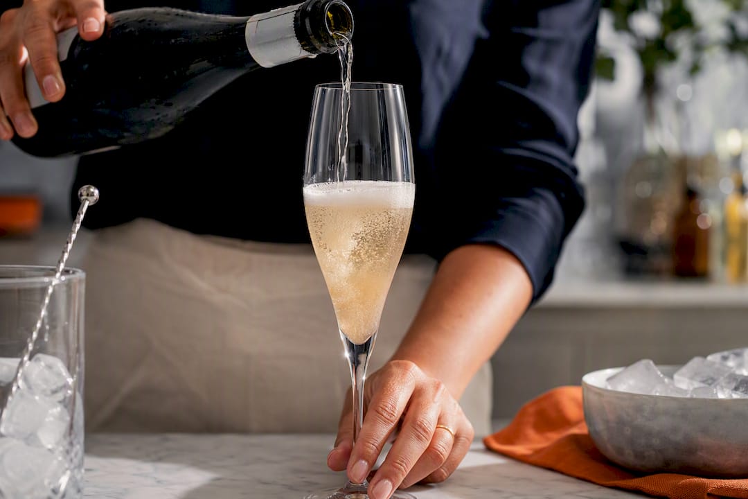 Bubbels langzaam ingeschonken in een cocktailglas