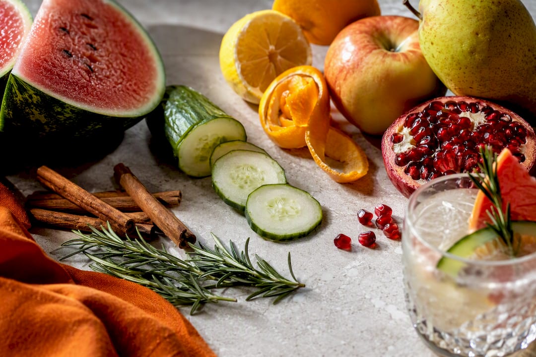 Seizoensfruit en kruiden als garnering voor cocktails