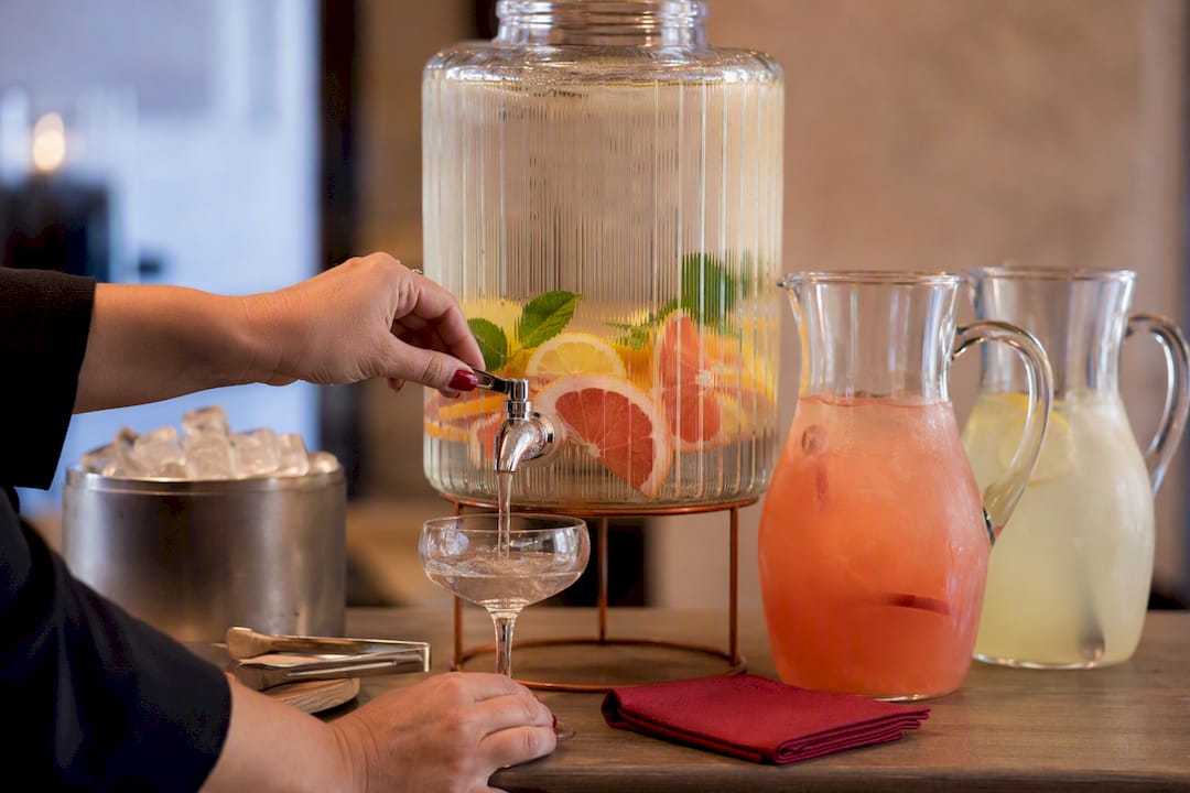 Hand bedient een drankdispenser voor zelfbediening