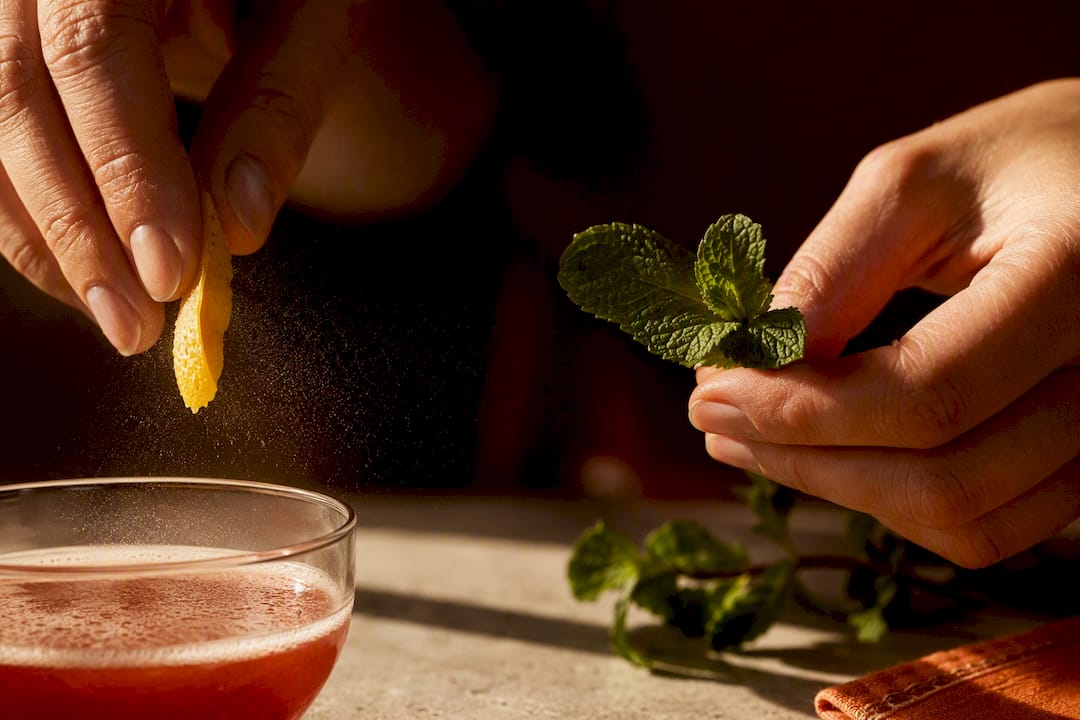 Activer le zeste de citron et la menthe juste avant de servir