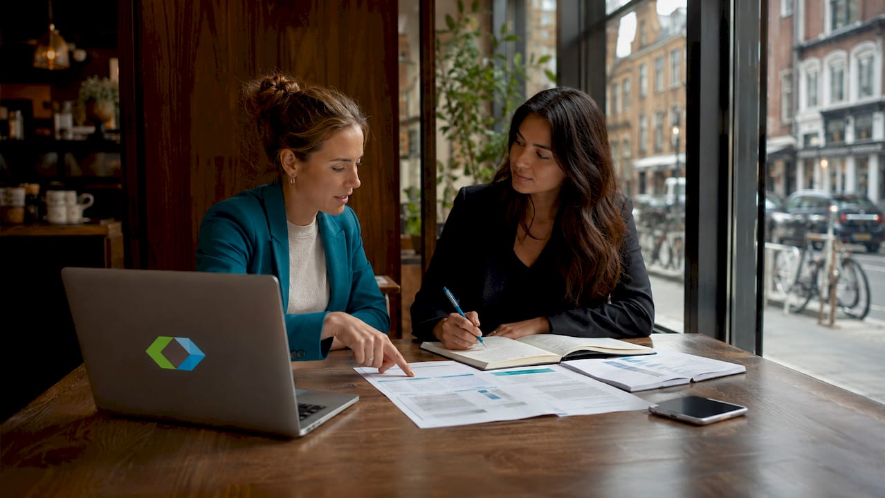 Twee vrouwen bespreken samen het complianceproces.