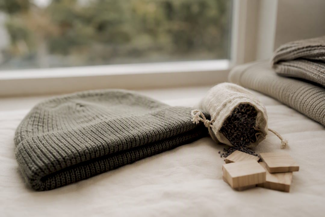 Gestrickte Mütze mit Umschlag und Lavendelsäckchen – für Wärme und einen angenehmen Duft.