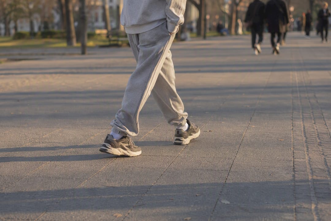 Chunky Sneaker kombiniert mit ballonartigen, übergroßen Jogginghosen auf der Straße