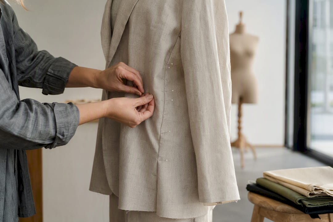 Anprobe eines Oversize-Modells im Schneideratelier