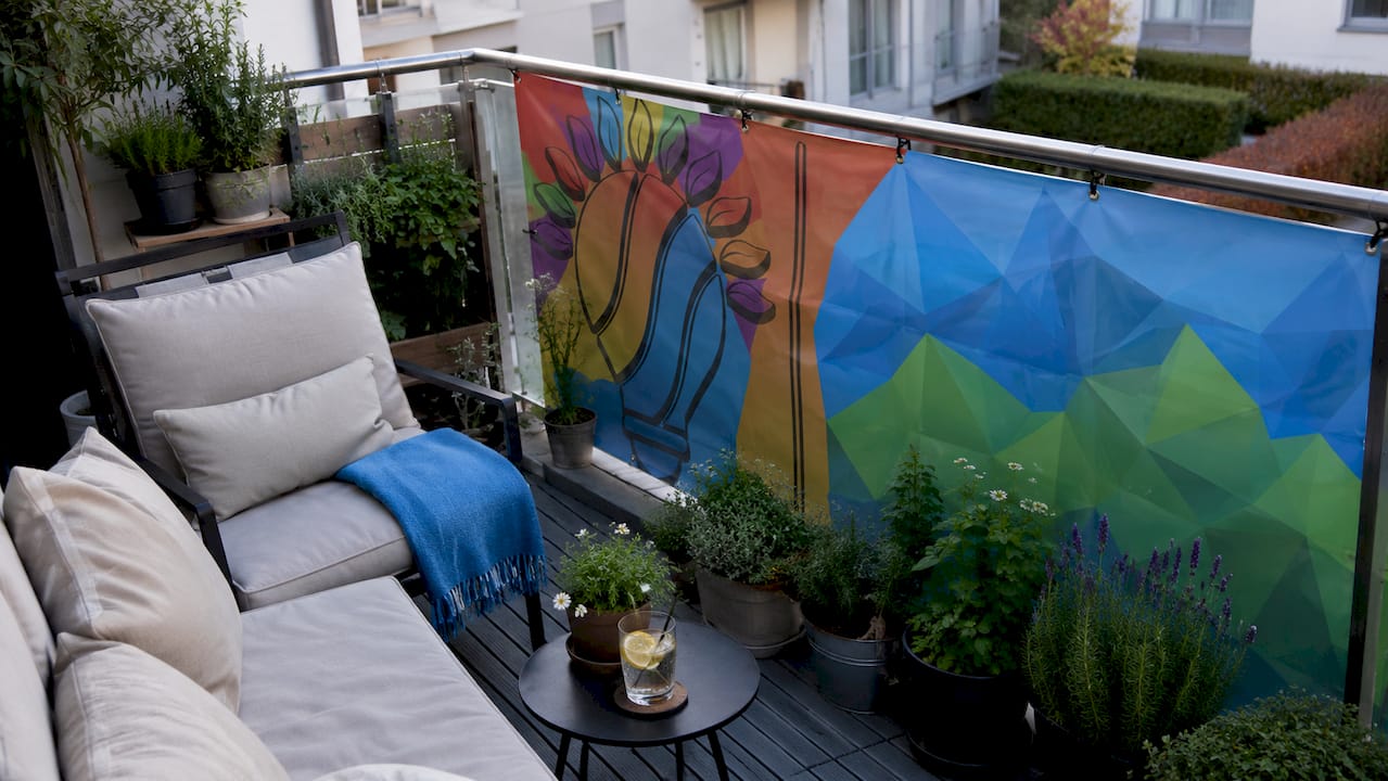 Wirkung von Digitaldruck auf Balkon: Ihr Ratgeber 2026 4 Individuell gestalteter Sichtschutz für den Balkon mit modernem Digitaldruck