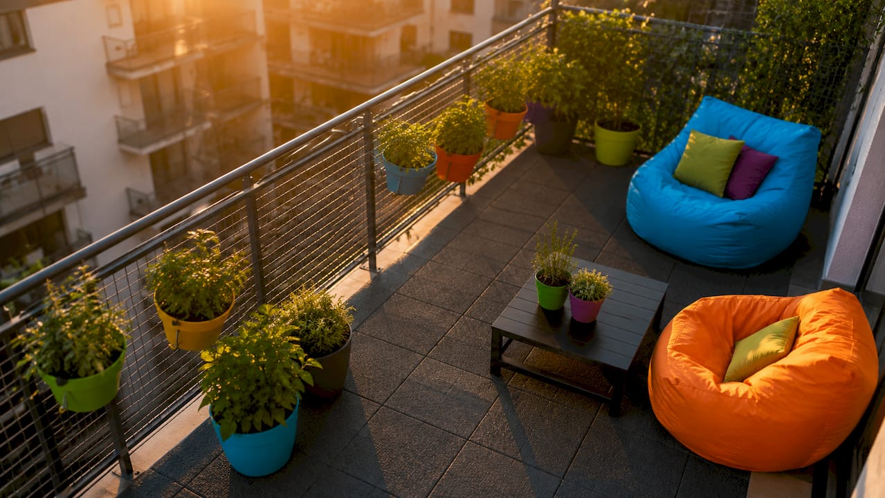 Balkon für Kinder sicher gestalten: Der Eltern-Guide 8 Ein kindersicher gestalteter Balkon mit liebevoll ausgewählten Möbeln und Pflanzen lädt zum Wohlfühlen und Spielen ein.