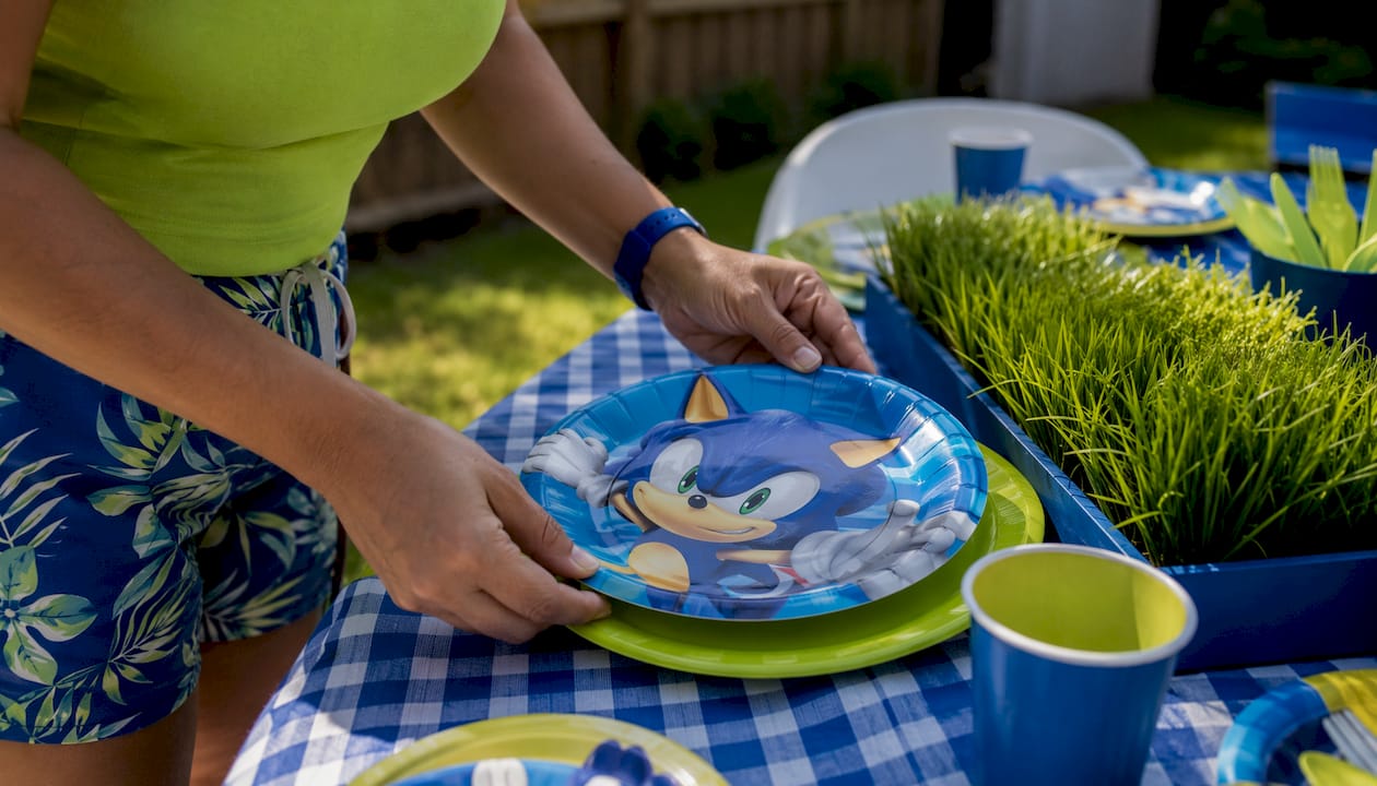 Person styling Sonic party tableware with charger plates