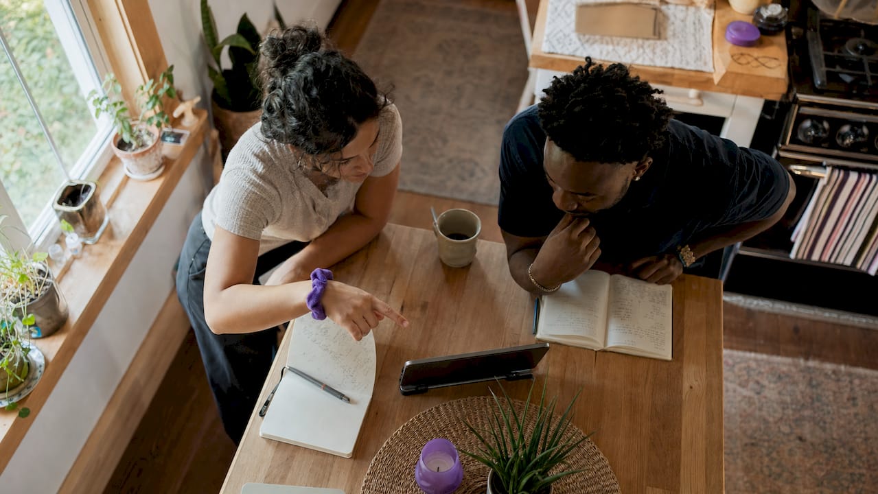 Collaborators discuss music workflows at café