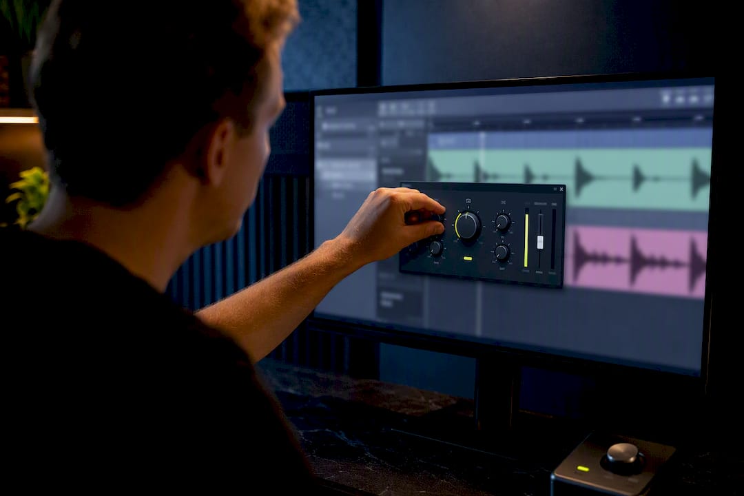 Producer adjusting sidechain compressor controls