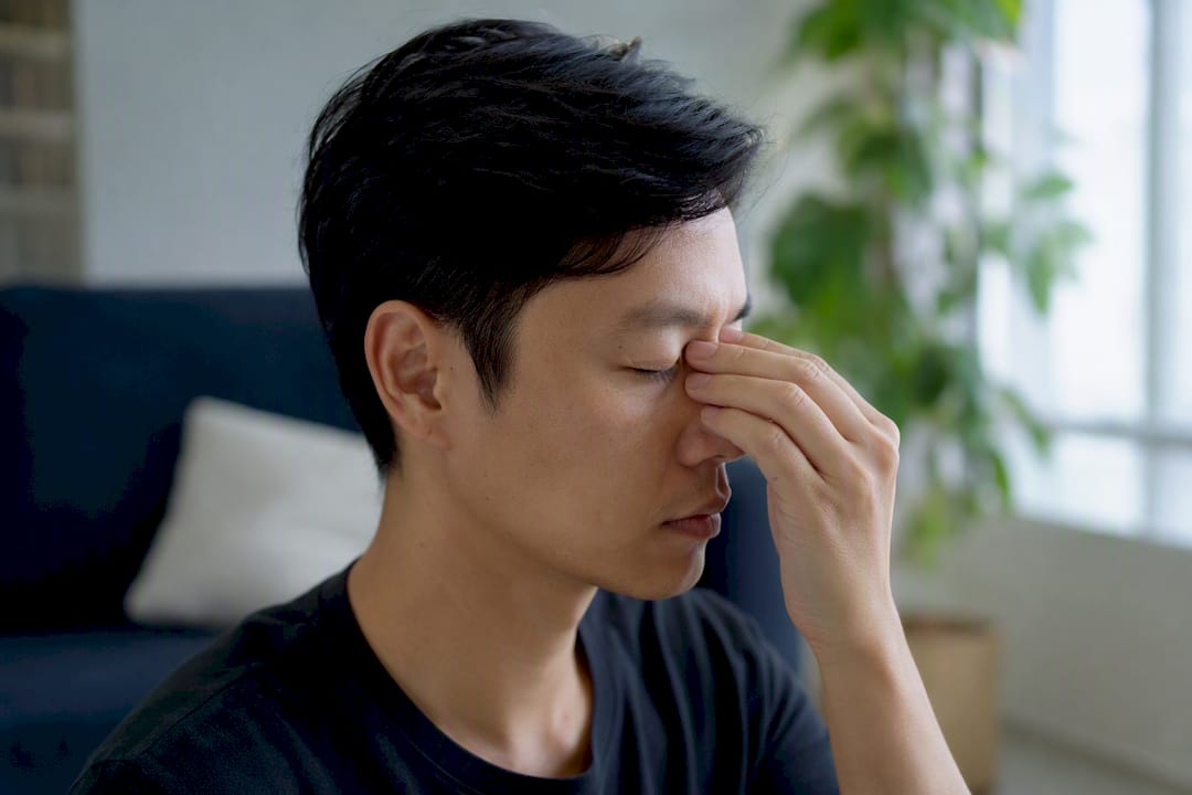 Hand blinking eye to relieve digital strain