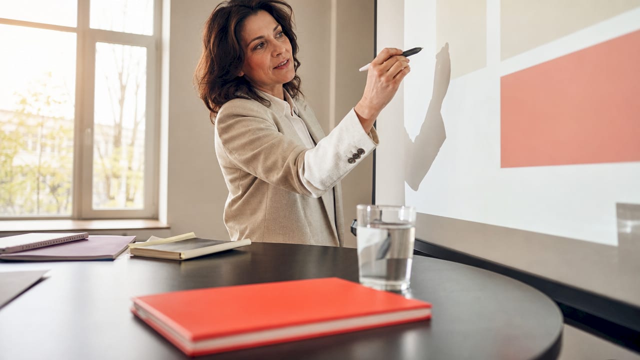 Trainer using interactive projector with stylus