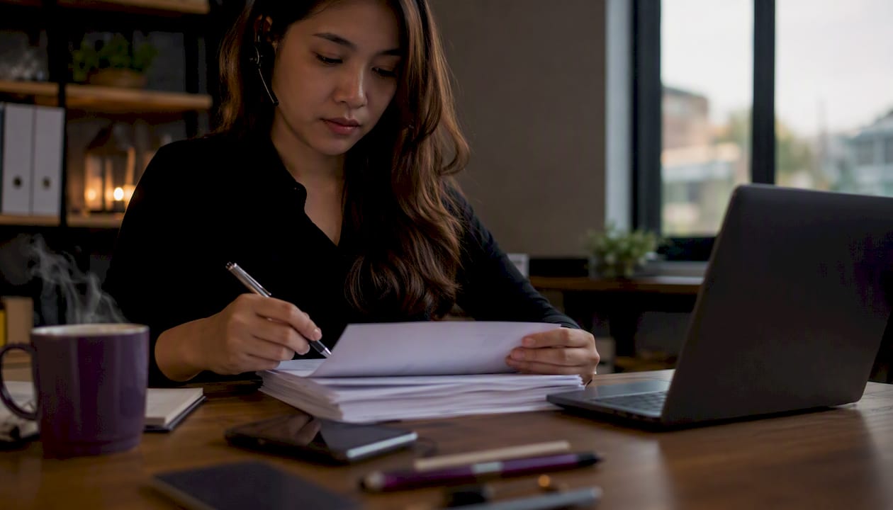 Virtual assistant verifying contact list details