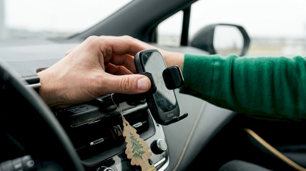 Rankomis montuojamas telefono laikiklis Toyota automobilyje