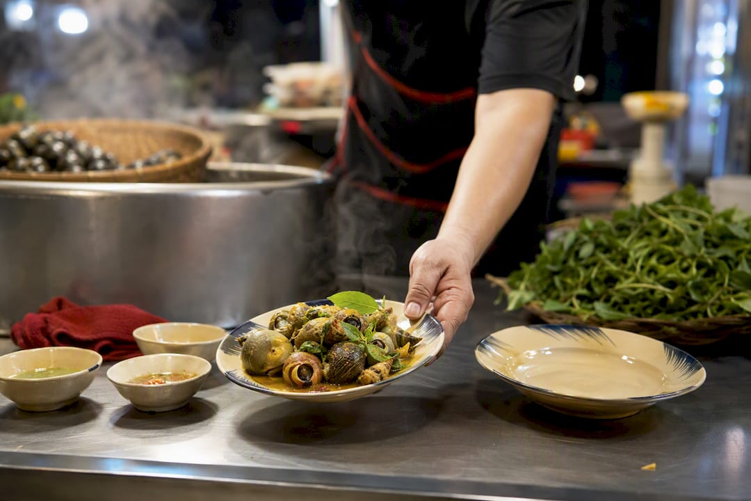 Fresh ốc plate served at seafood stall