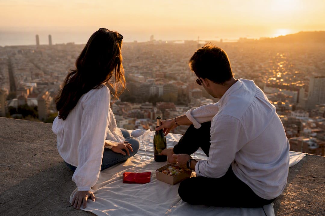 Couple preparing a sunset picnic