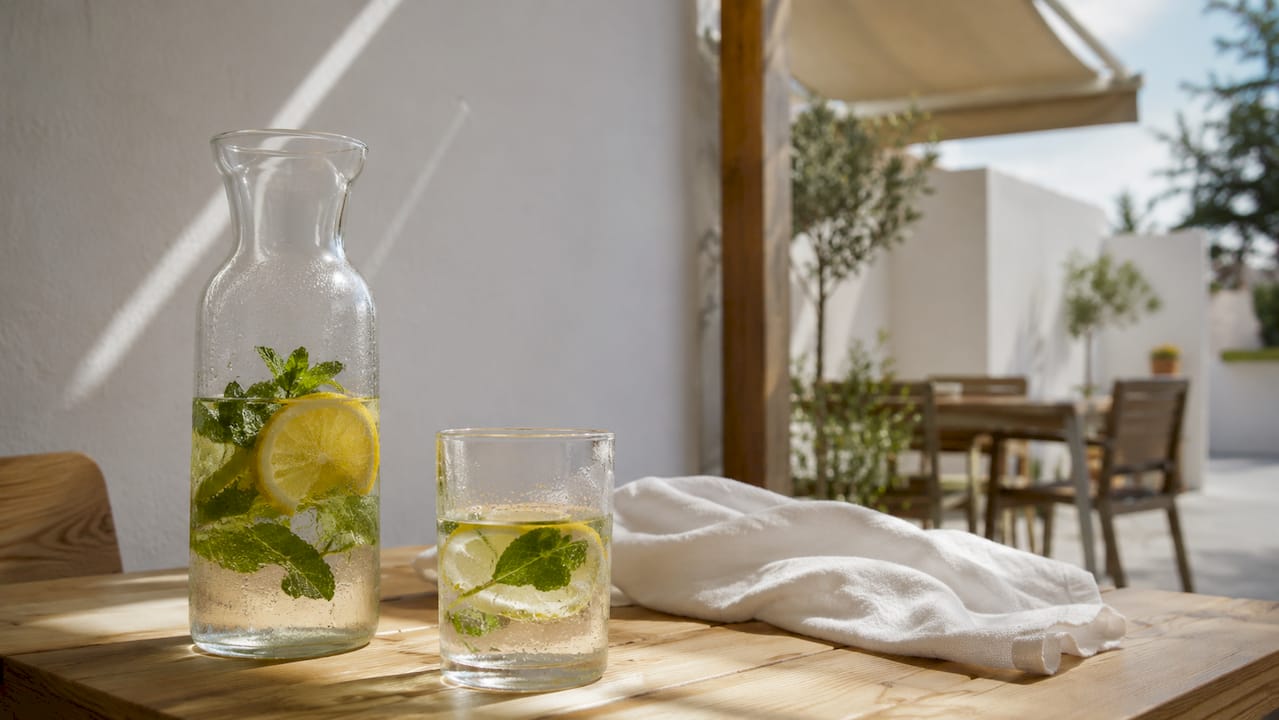 Carafă cu apă infuzată cu lămâie și mentă