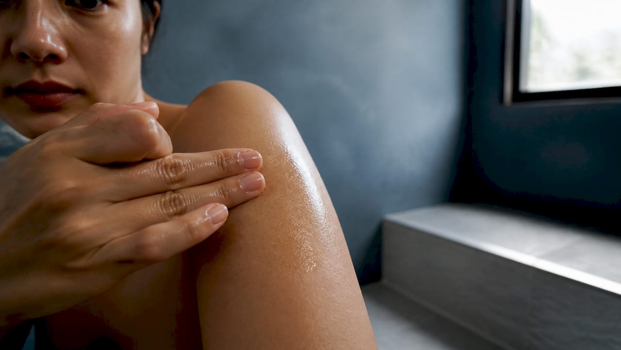 Mâini care aplică ser exfoliant pe diferite tipuri de ten