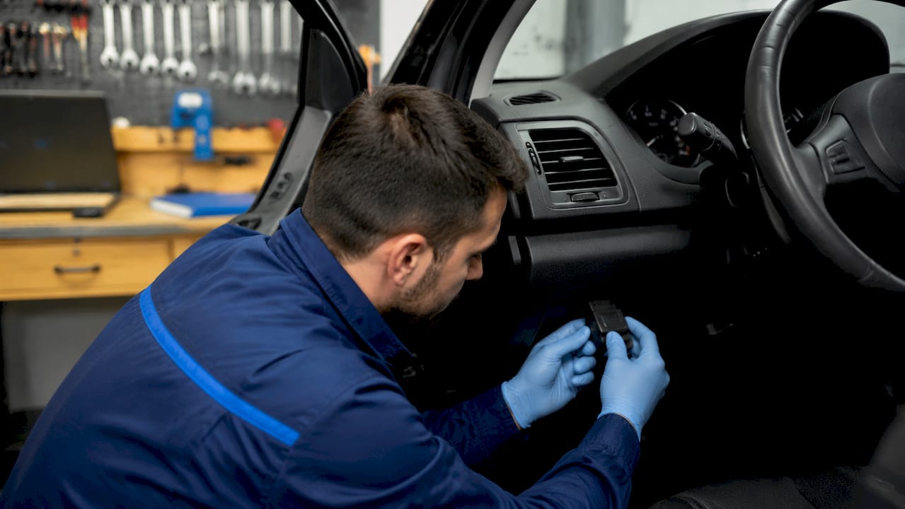 Pose d’un boîtier GPS sur la prise OBD2 de votre véhicule