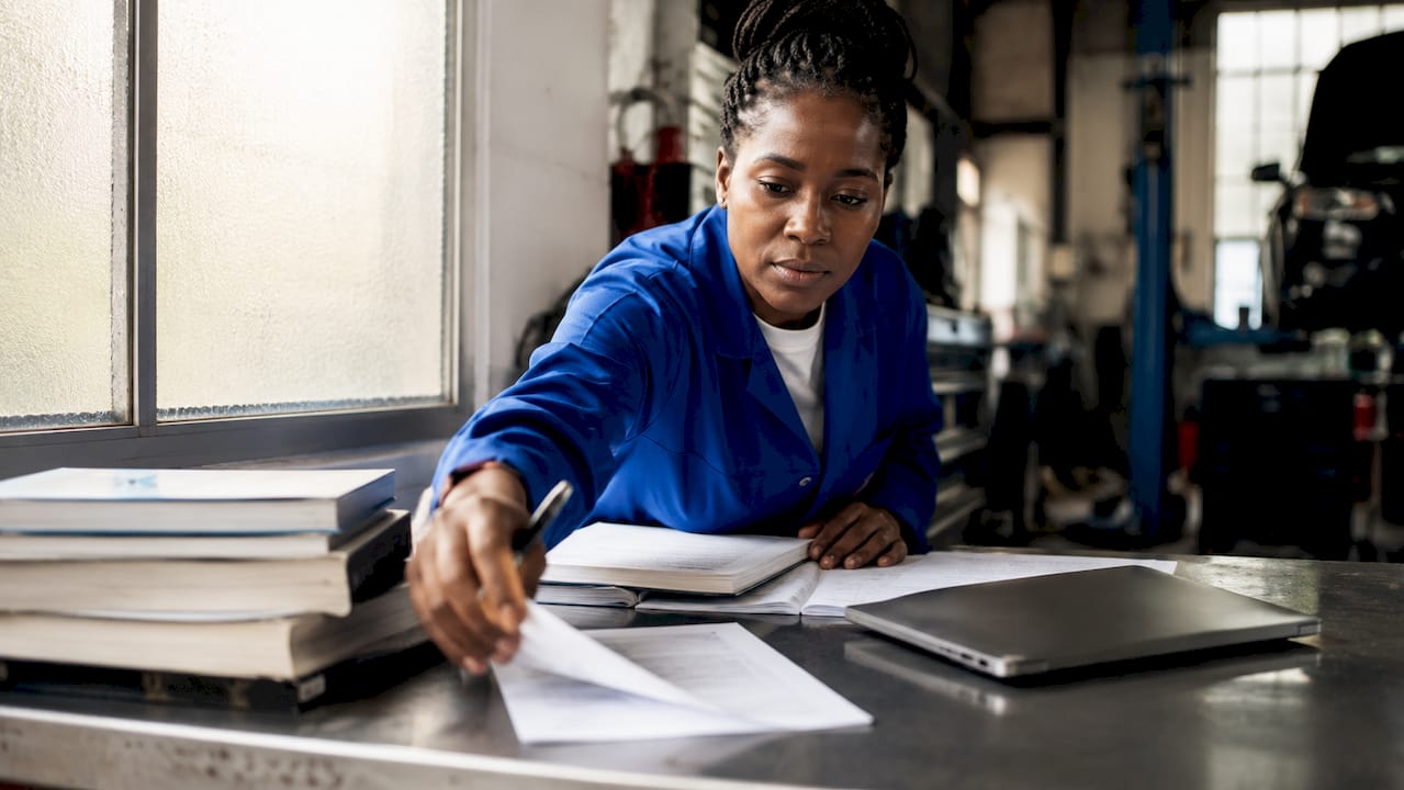 Un technicien utilise une tablette pour gérer ses opérations sur un poste de travail numérique.