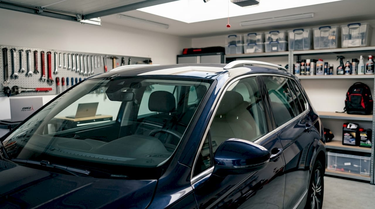 Gros plan sur les capteurs ADAS intégrés au pare-brise d’une voiture