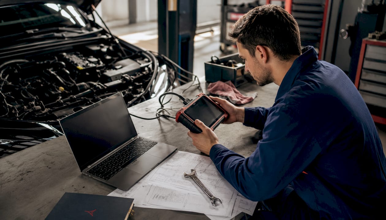 Station de diagnostic auto équipée d’outils professionnels et d’un ordinateur