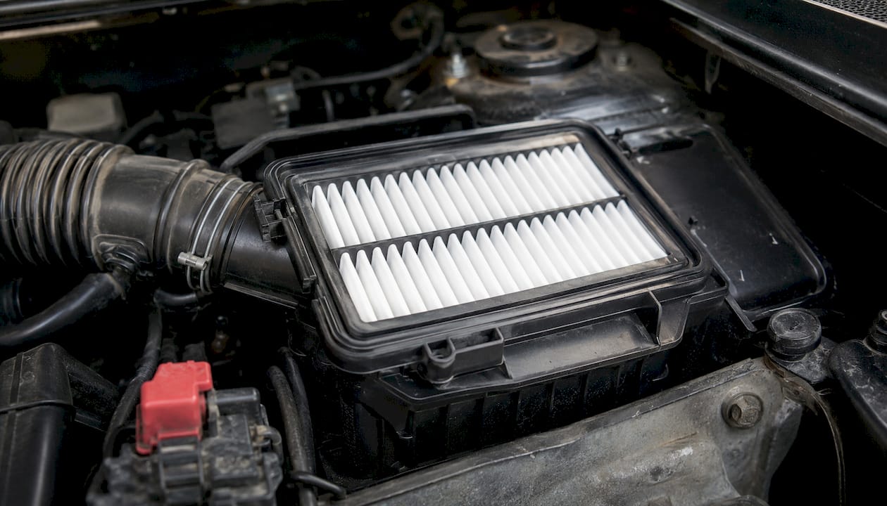 Zoom sur un filtre à air neuf, parfaitement propre, installé dans le compartiment moteur.