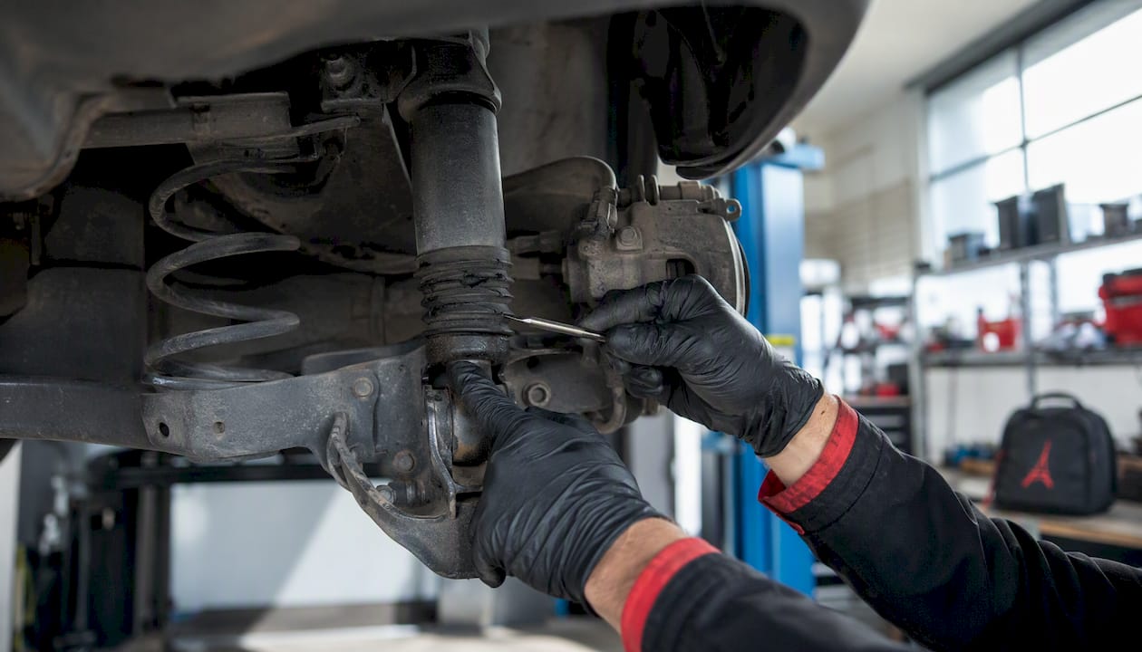 Zoom sur l’état du soufflet d’amortisseur : une fissure bien visible lors de l’inspection.