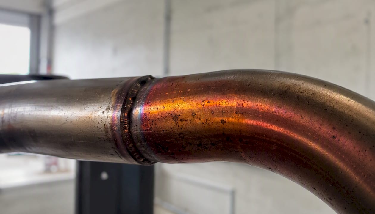 La chaleur intense fait rougeoyer le tuyau d’échappement en inox.