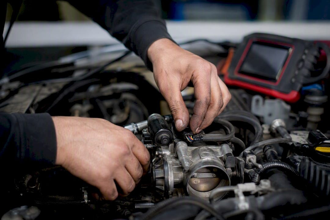 Réglage des capteurs moteur effectué en atelier par un technicien