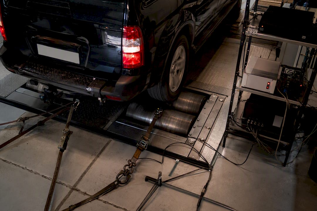 Montage du train avant d’un 4x4 sur un banc de test